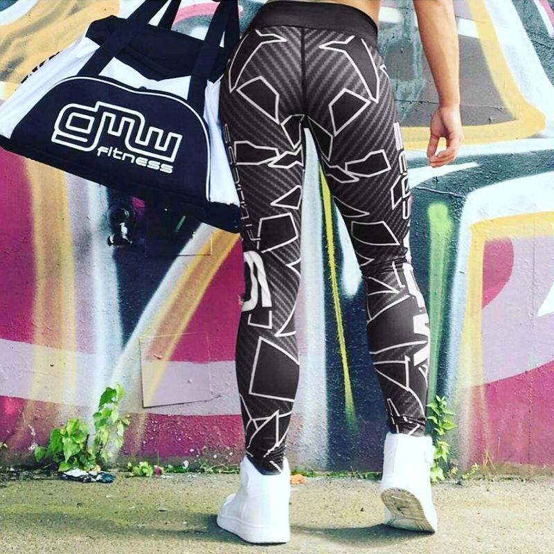 Calcolando i leggings di allenamento di stampa a strisce